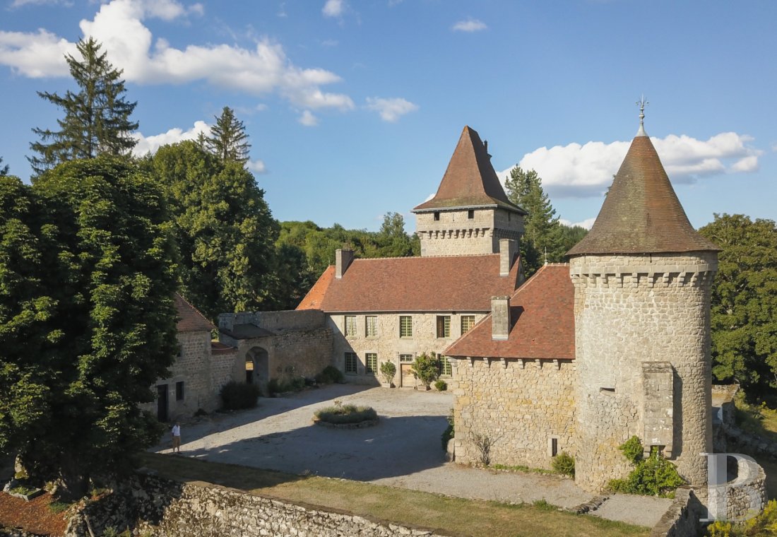 En Limousin, dans le sud-est de la Creuse et à proximité d’Aubusson, un logis indépendant du 17e siècle au centre d’une place forte médiévale,  - photo  n°1
